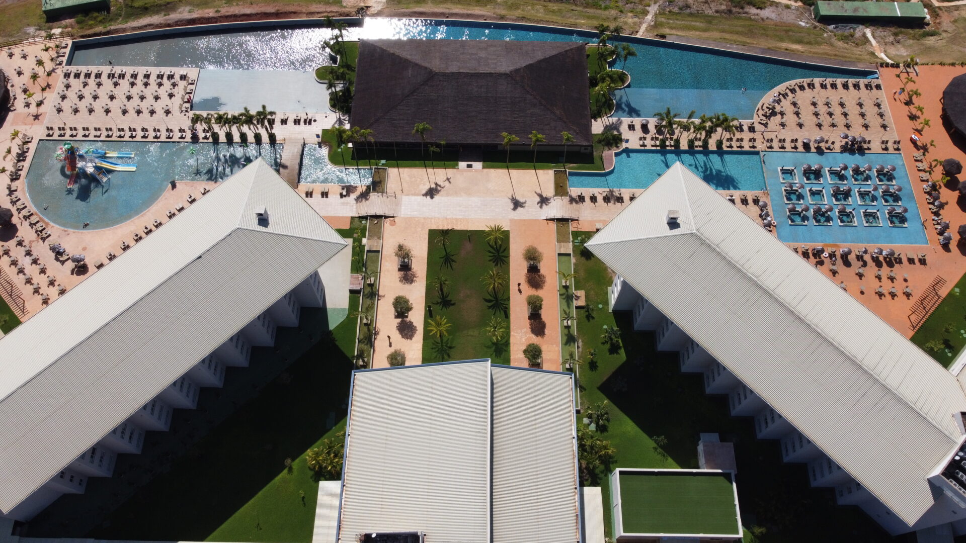 Vista aérea do Tauá Resort Alexânia mostrando as piscinas, parque aquático e blocos de hospedagem