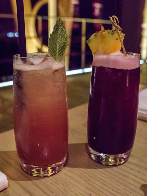 Duas bebidas sem alcool servidas na varanda do restaurante Toledo, no Coronado Springs, a noite
