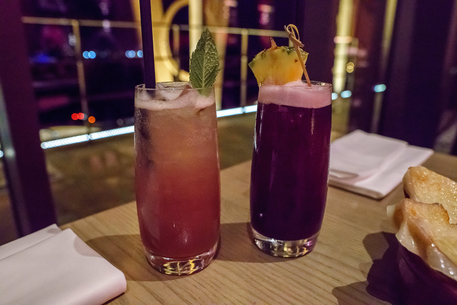 Duas bebidas sem alcool servidas na varanda do restaurante Toledo, no Coronado Springs, a noite