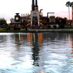 Fachada do Toothsome Chocolate Emporium ao entardecer, restaurante do CityWalk em Orlando