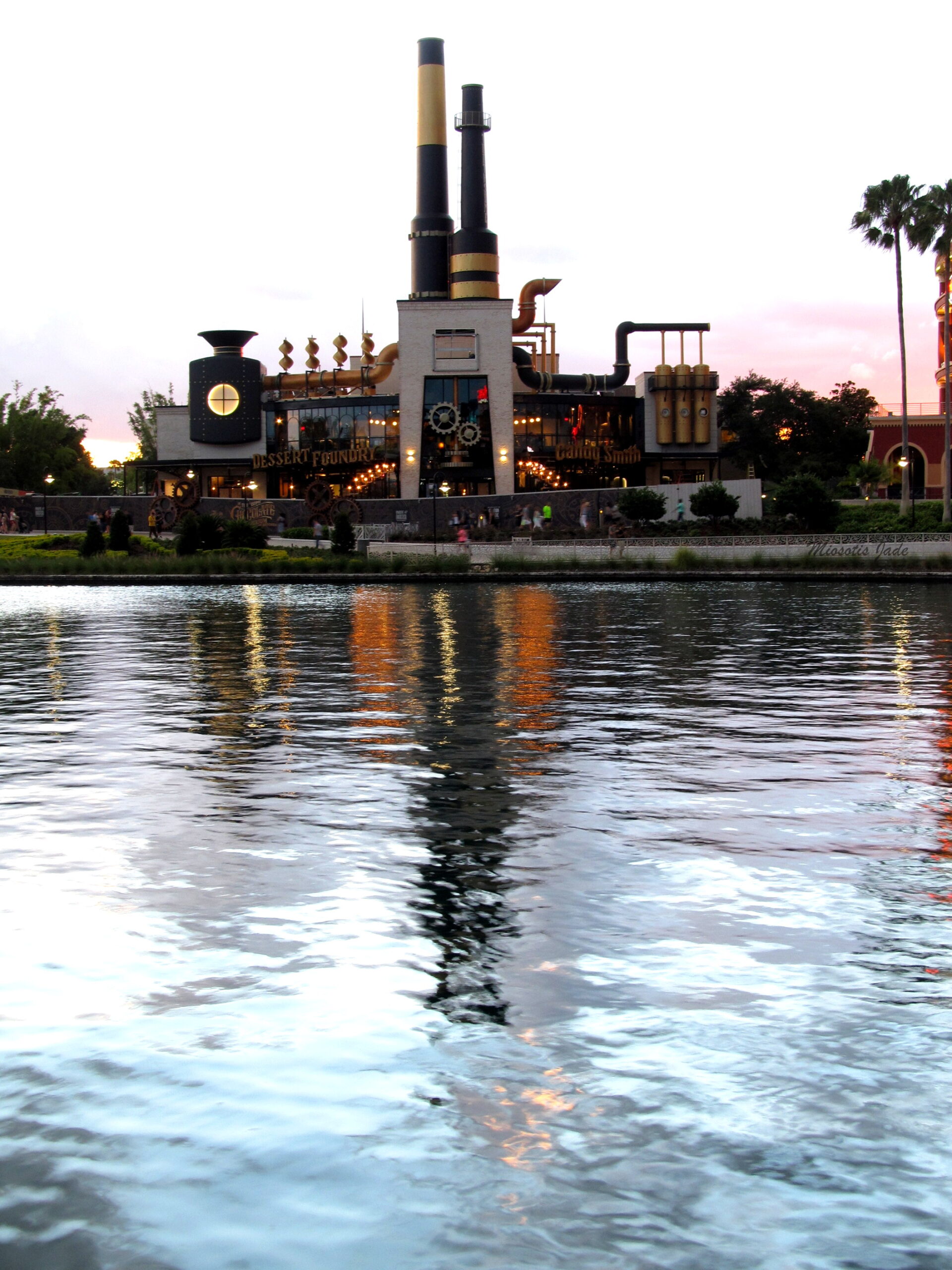 Fachada do Toothsome Chocolate Emporium ao entardecer, restaurante do CityWalk em Orlando