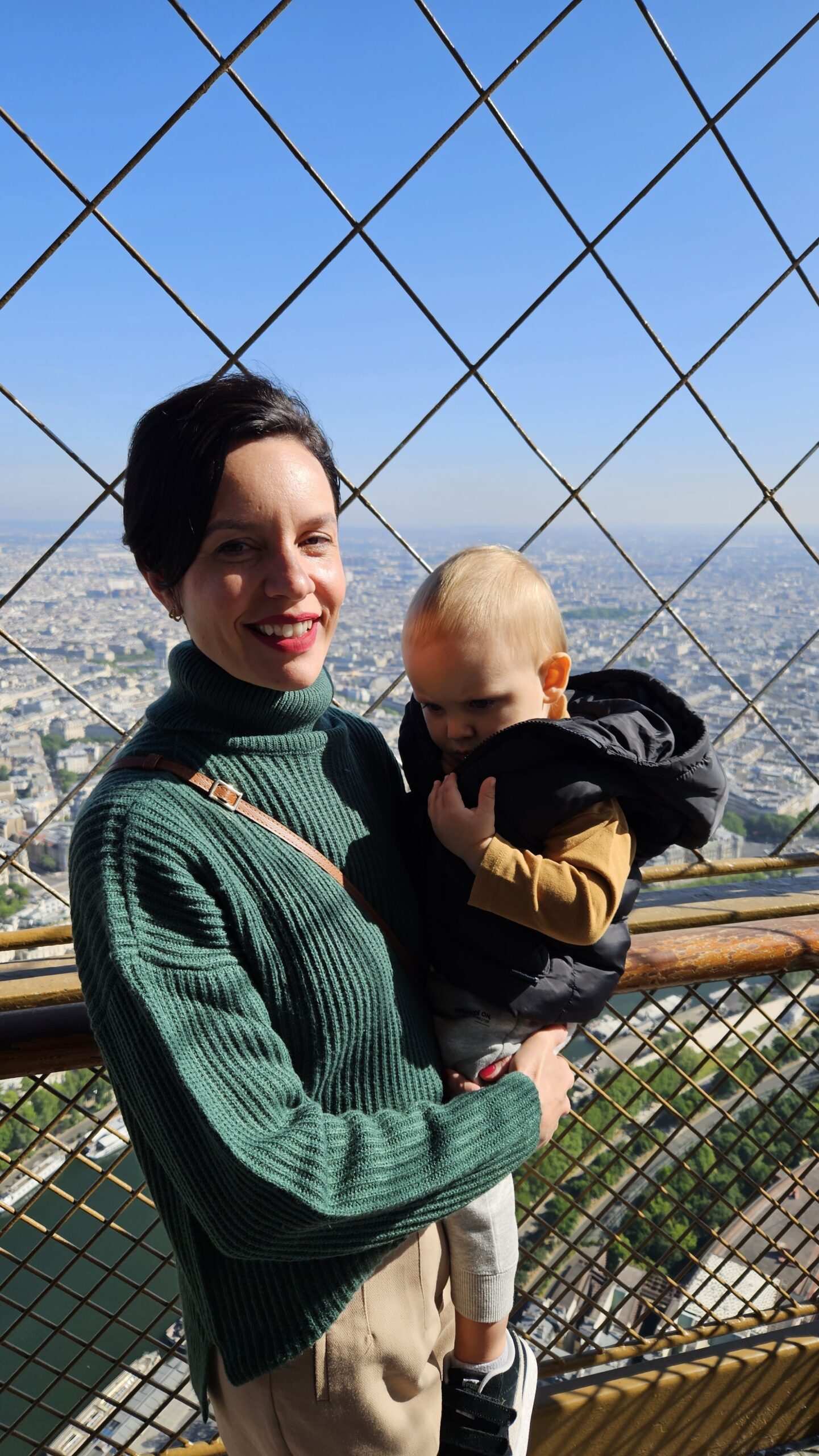 Família no topo da Torre Eiffel em Paris