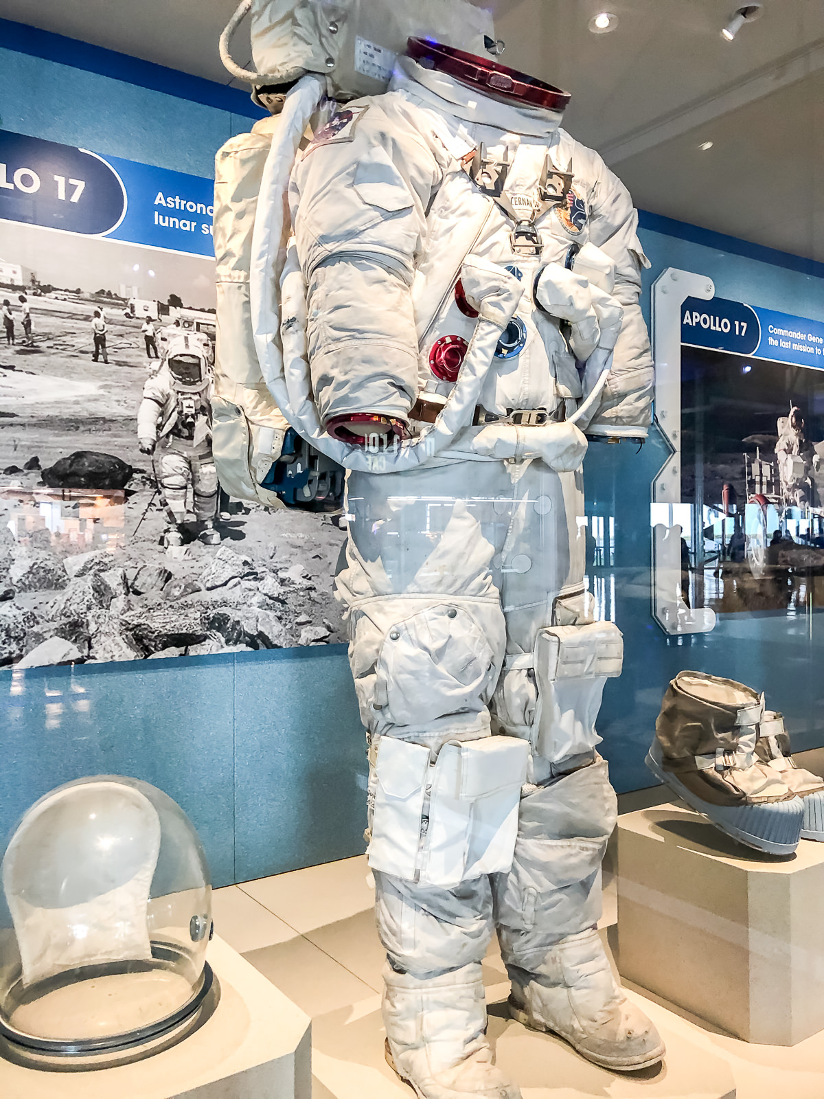 Traje espacial usado na missão Apollo 17 exibido em vitrine no Kennedy Space Center