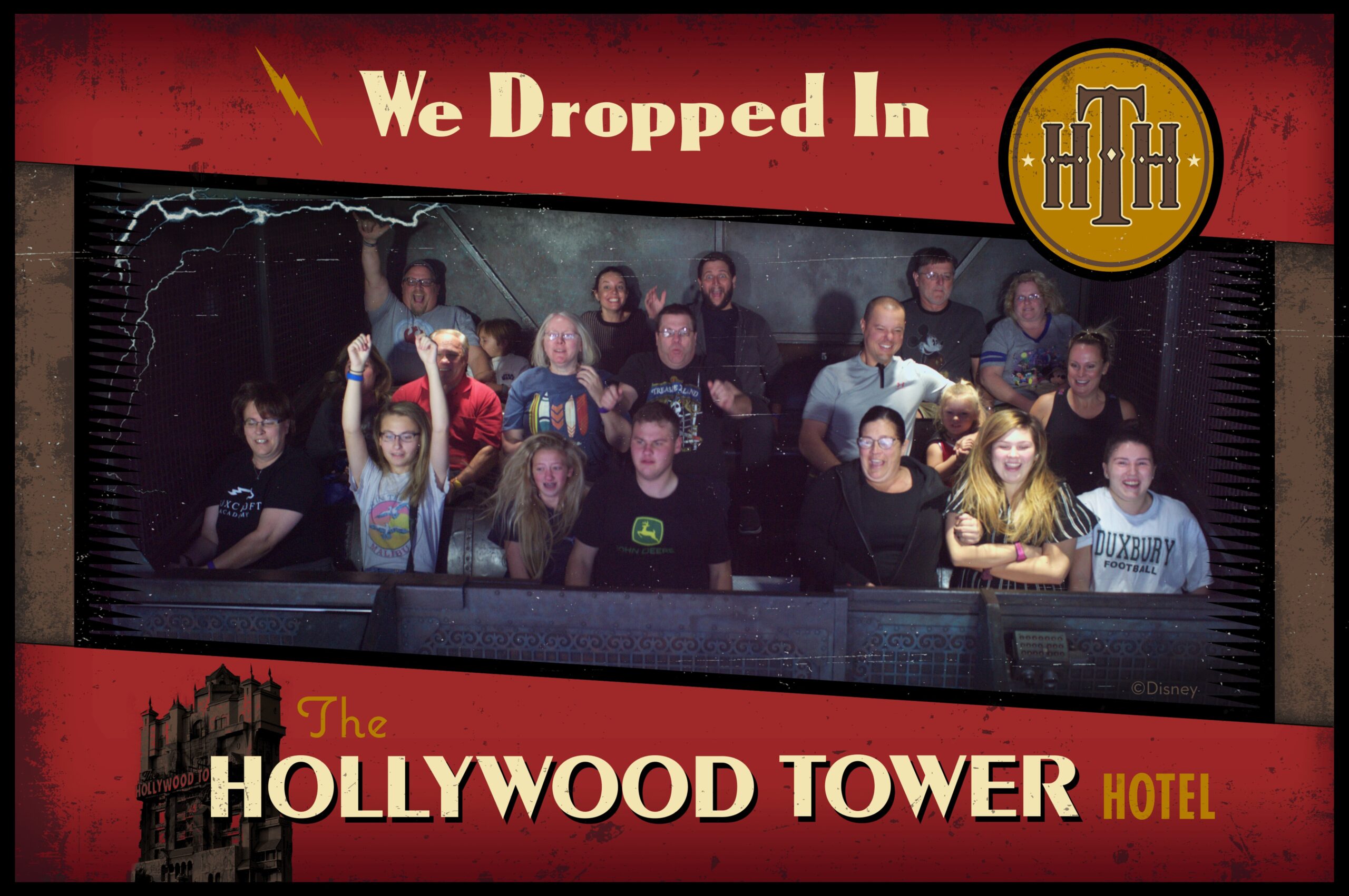 Foto oficial da Disney com grupo de visitantes durante a queda da Twilight Zone Tower of Terror no Hollywood Studios