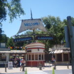 Placa de entrada do Typhoon Lagoon com o mastro de barco e a bandeira Welcome