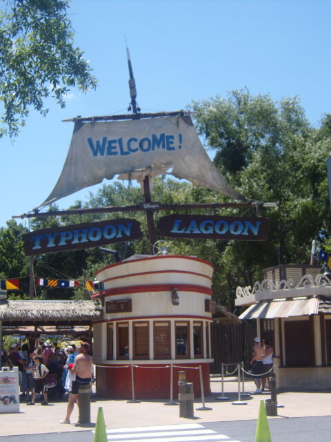 Placa de entrada do Typhoon Lagoon com o mastro de barco e a bandeira Welcome