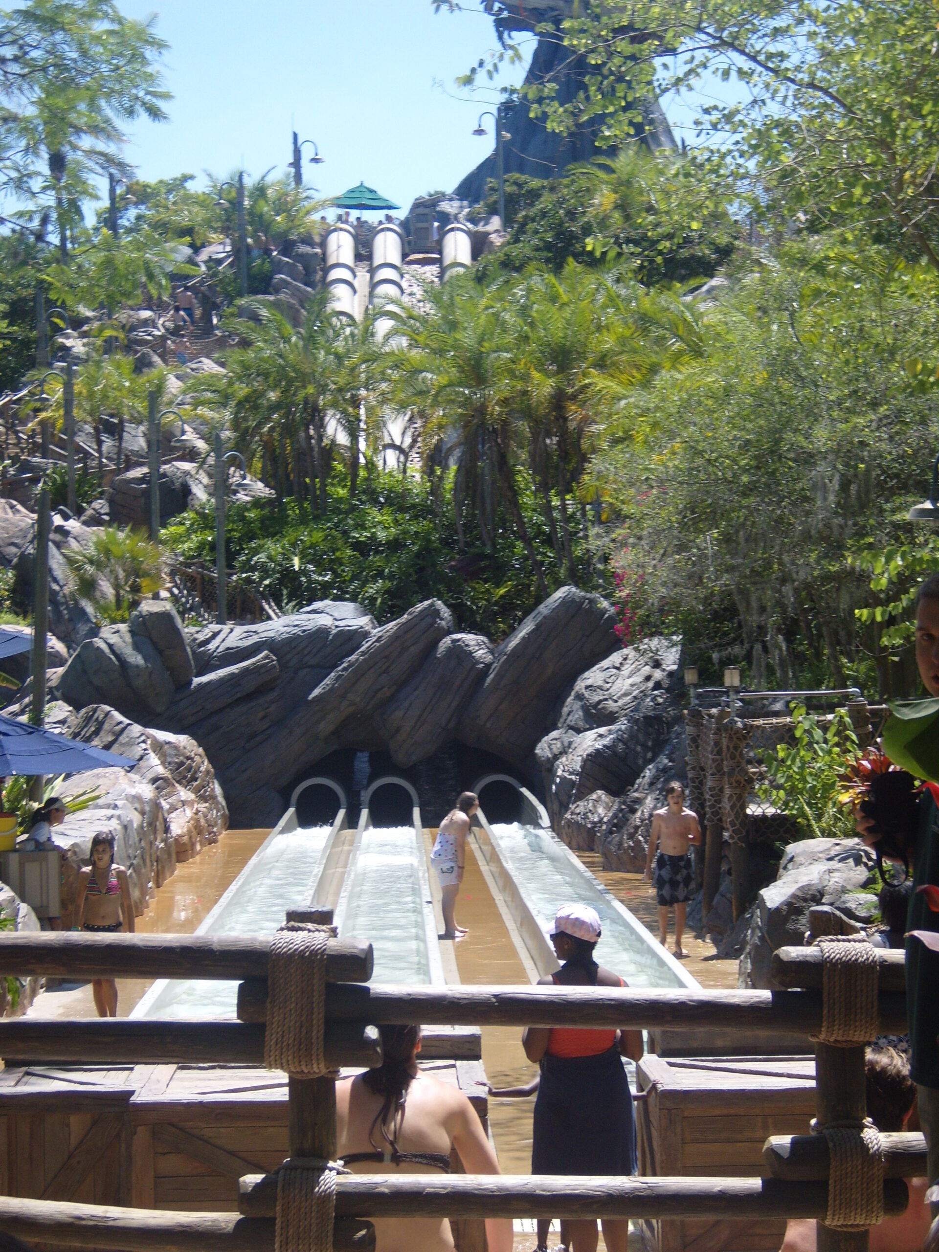 Os toboáguas Humunga Kowabunga, com descida quase vertical, no Typhoon Lagoon