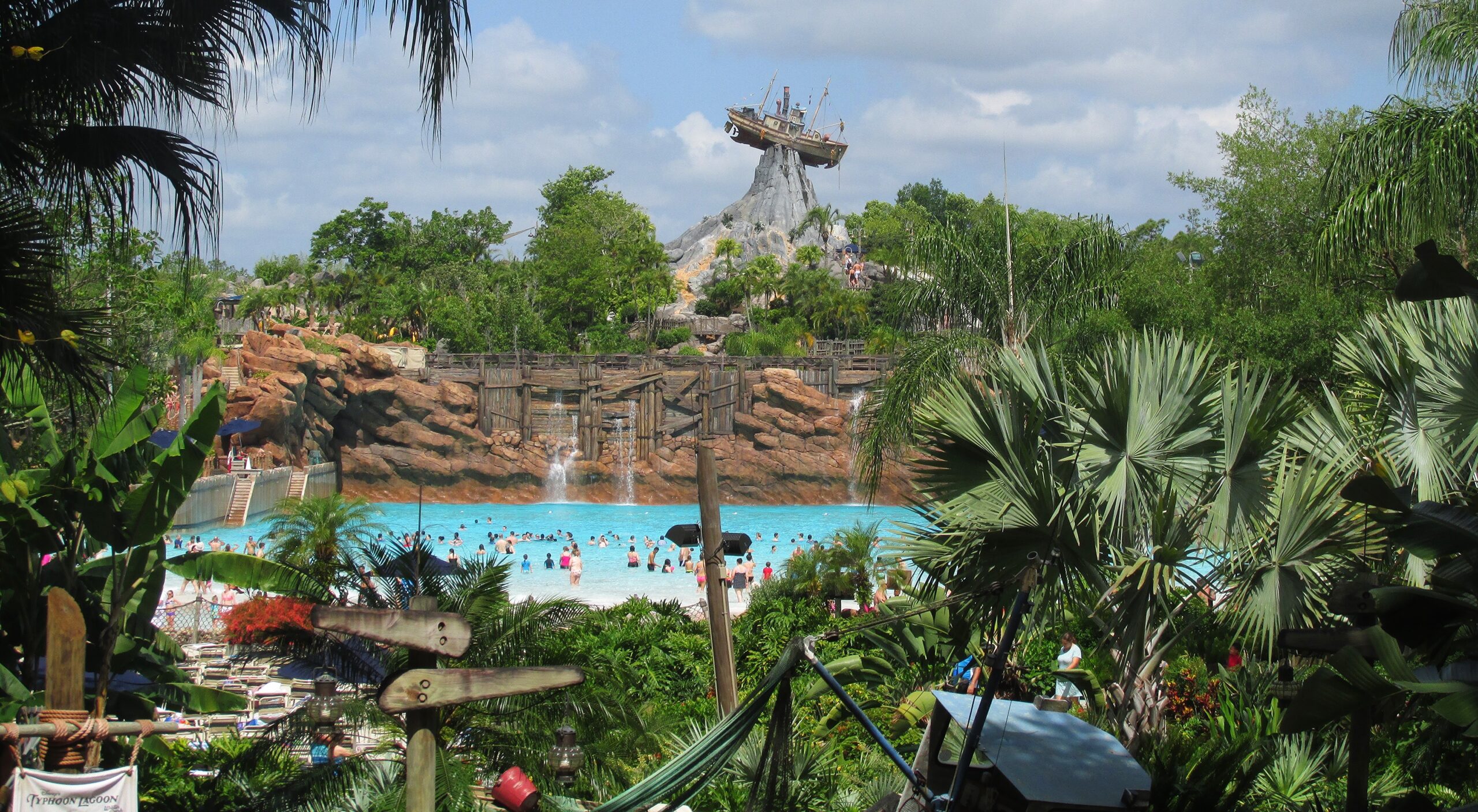 Miss Tilly, o barco naufragado no topo do Mount Mayday, com a Surf Pool do Typhoon Lagoon em primeiro plano