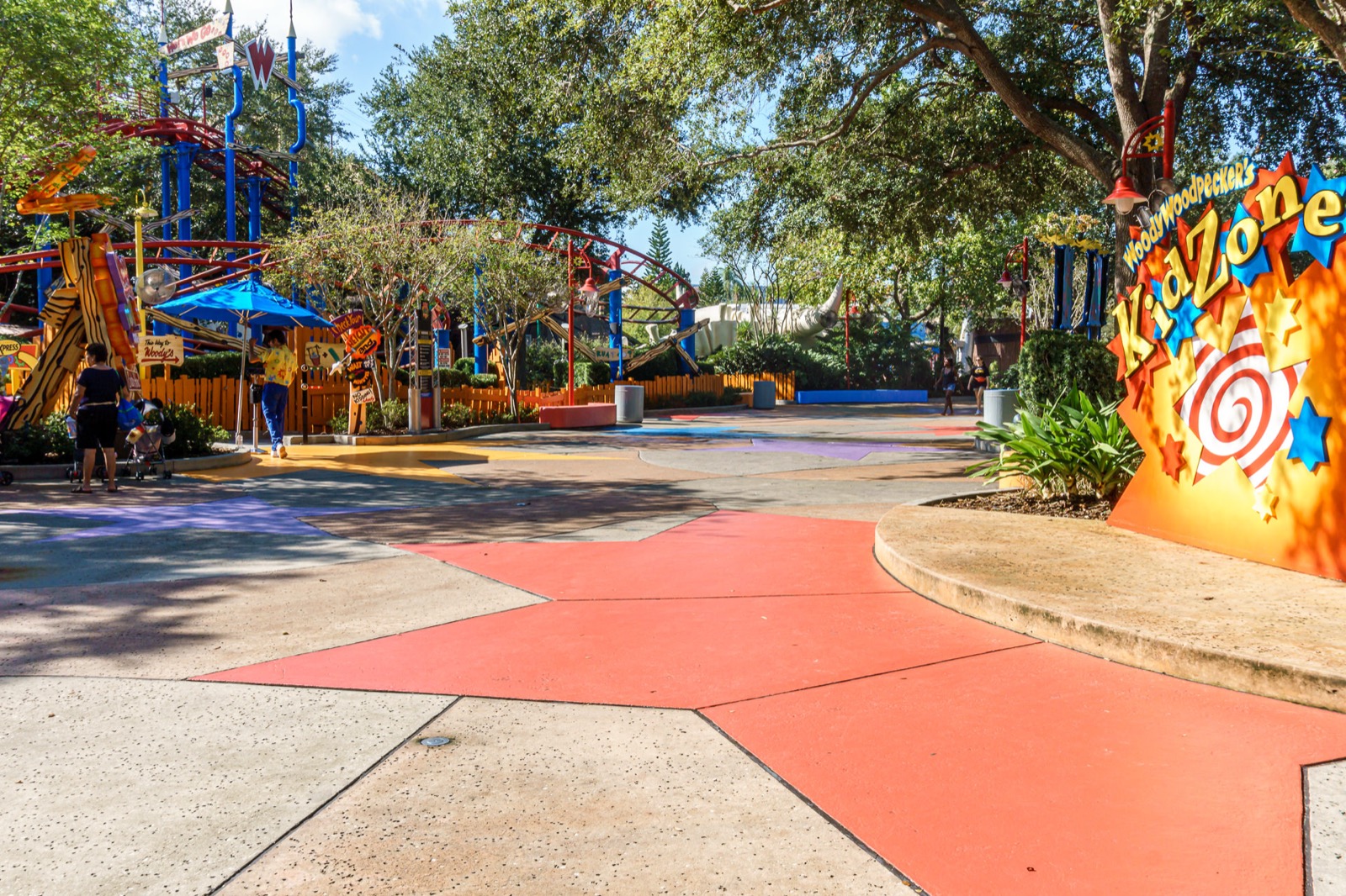 Area infantil KidZone no Universal Studios Orlando com montanha russa infantil ao fundo