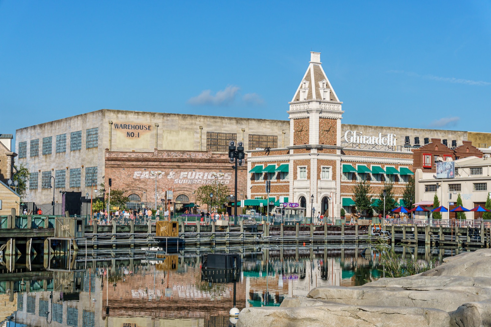 Area de Sao Francisco do Universal Studios Orlando vista do lago central do parque