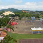 Vista aérea do Beto Carrero World, em Penha (SC), mostrando praça central, montanha-russa e área da Nerf Mania ao fundo
