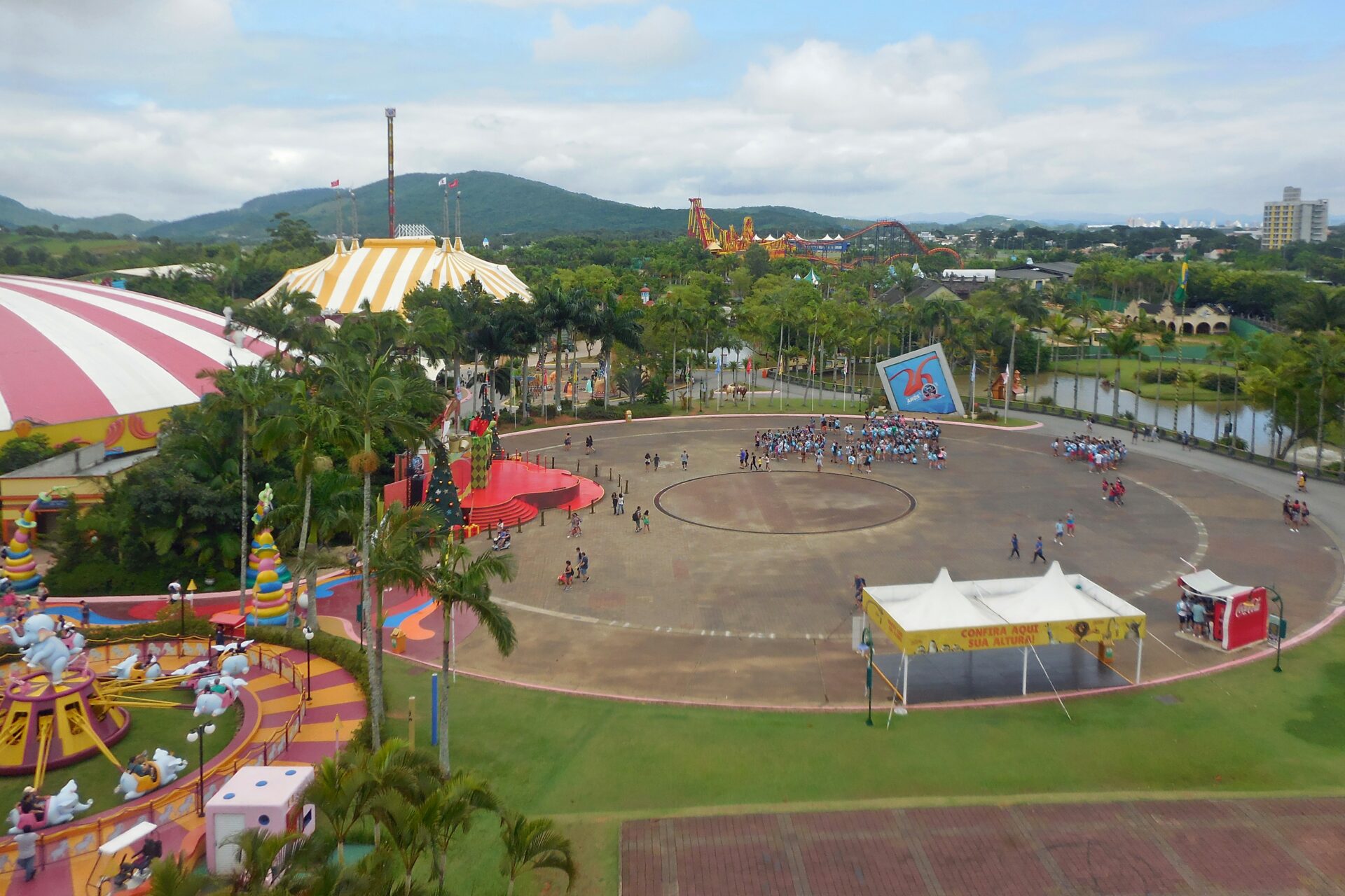 Vista aérea do Beto Carrero World, em Penha (SC), mostrando praça central, montanha-russa e área da Nerf Mania ao fundo