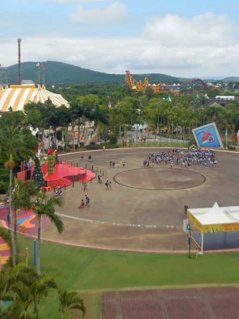 Vista aérea do Beto Carrero World, em Penha (SC), mostrando praça central, montanha-russa e área da Nerf Mania ao fundo