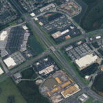 Vista aérea do cruzamento da John Young Parkway com a Osceola Parkway em Kissimmee, onde fica o centro de compras The Loop
