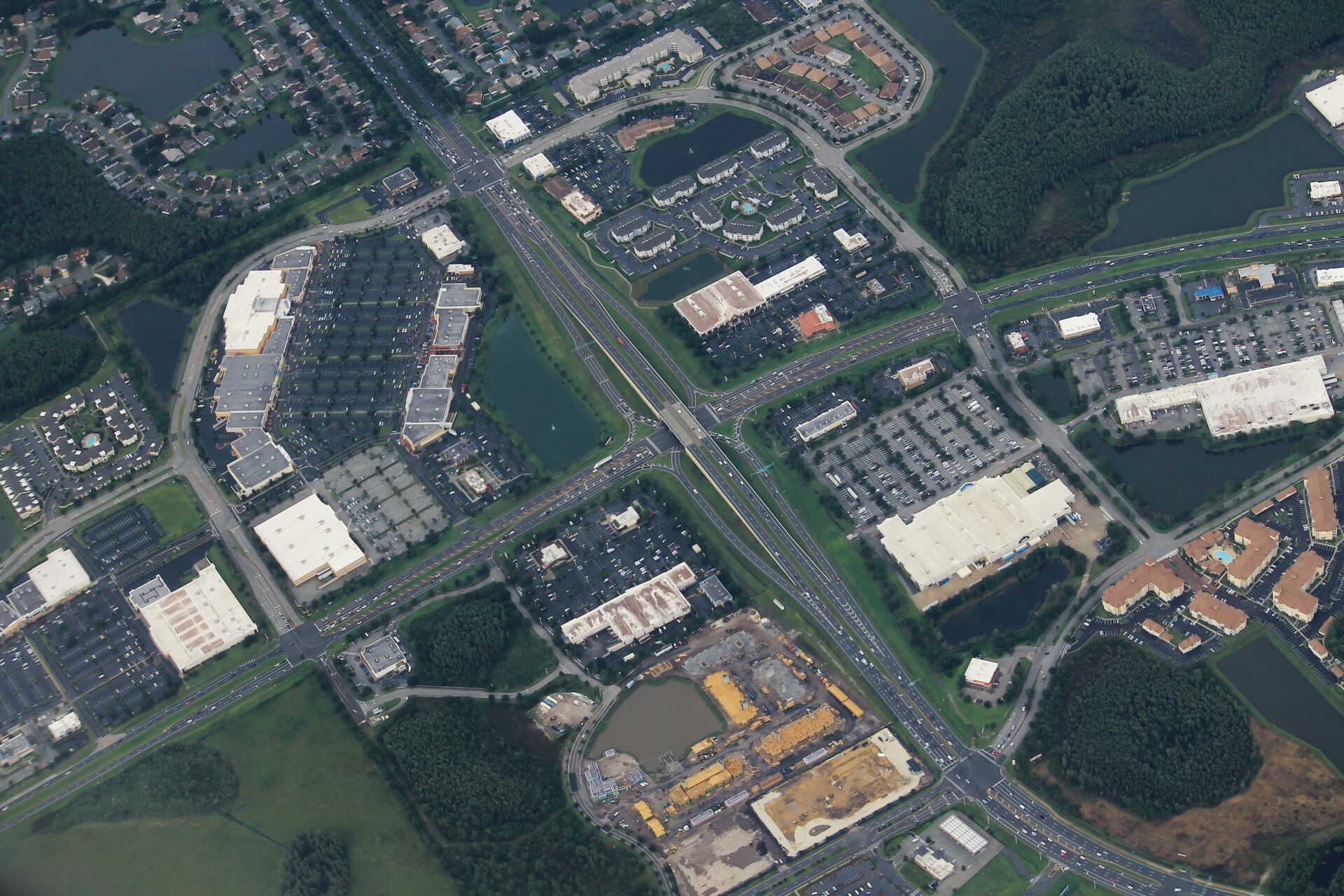 Vista aérea do cruzamento da John Young Parkway com a Osceola Parkway em Kissimmee, onde fica o centro de compras The Loop