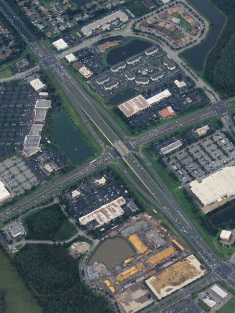 Vista aérea do cruzamento da John Young Parkway com a Osceola Parkway em Kissimmee, onde fica o centro de compras The Loop