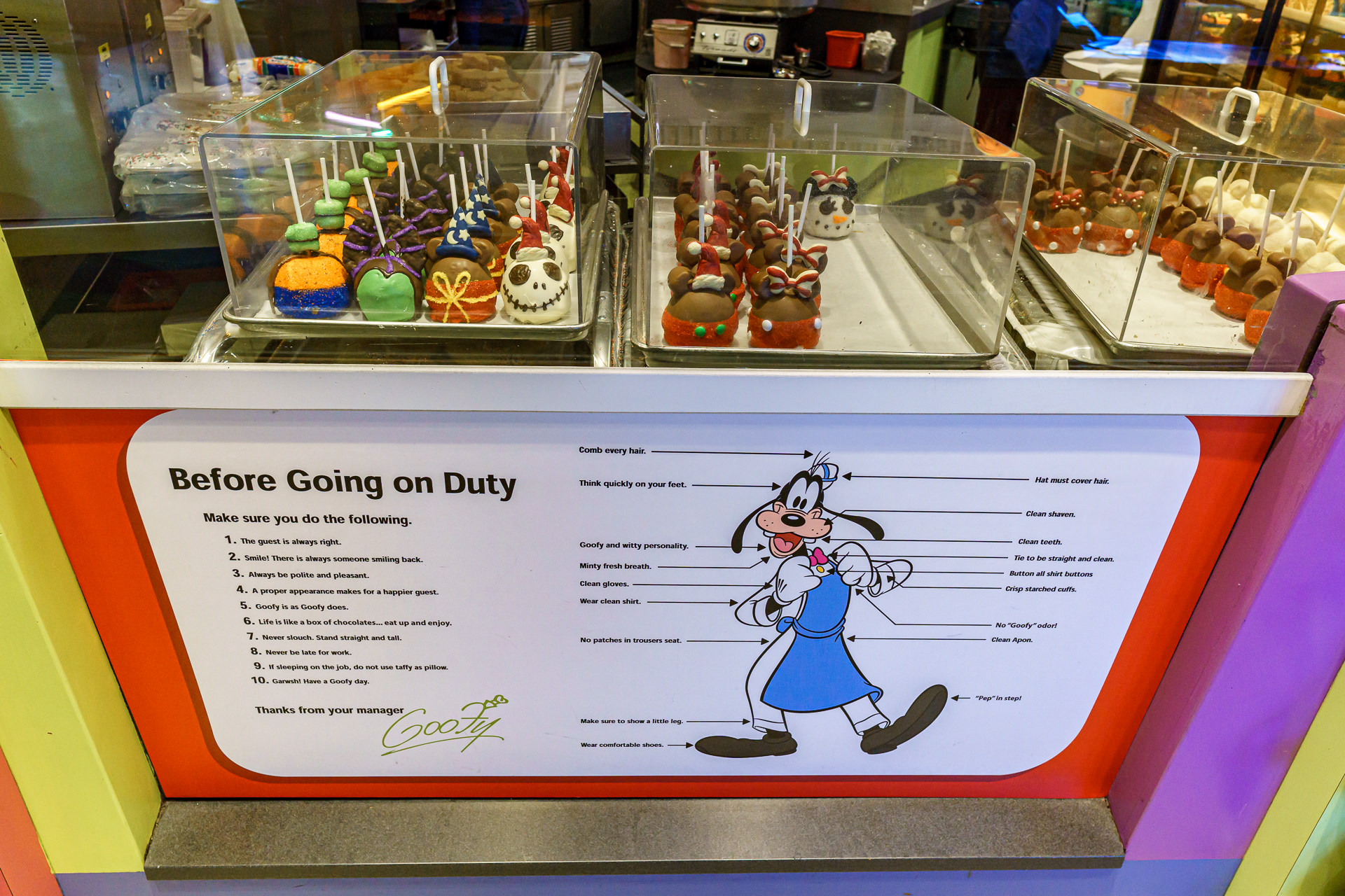 Vitrine com pirulitos e doces decorados tematicos em loja do Disney Springs