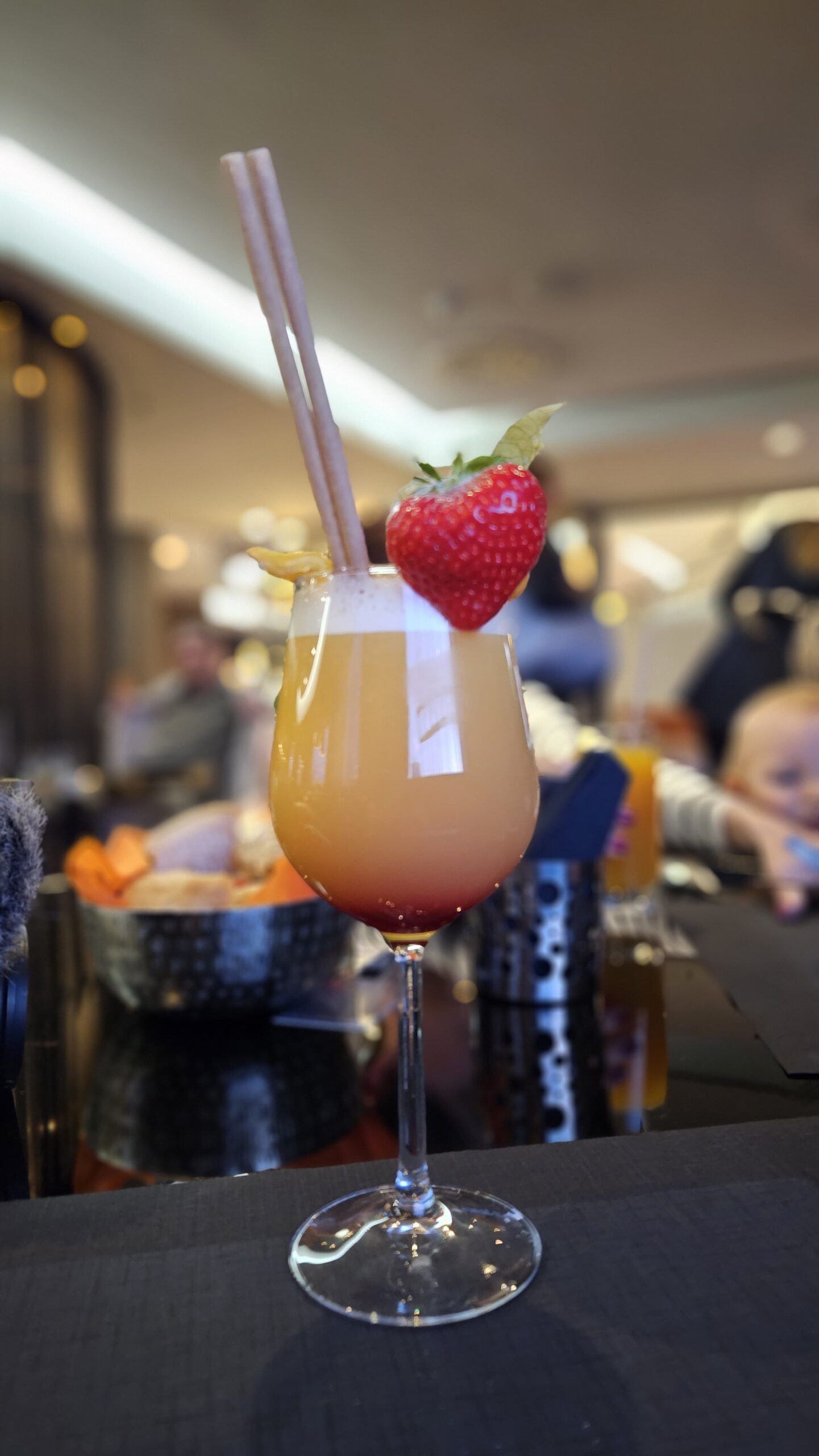 Coquetel com morango e canudo servido como welcome drink no Pullman Brussels Centre Midi