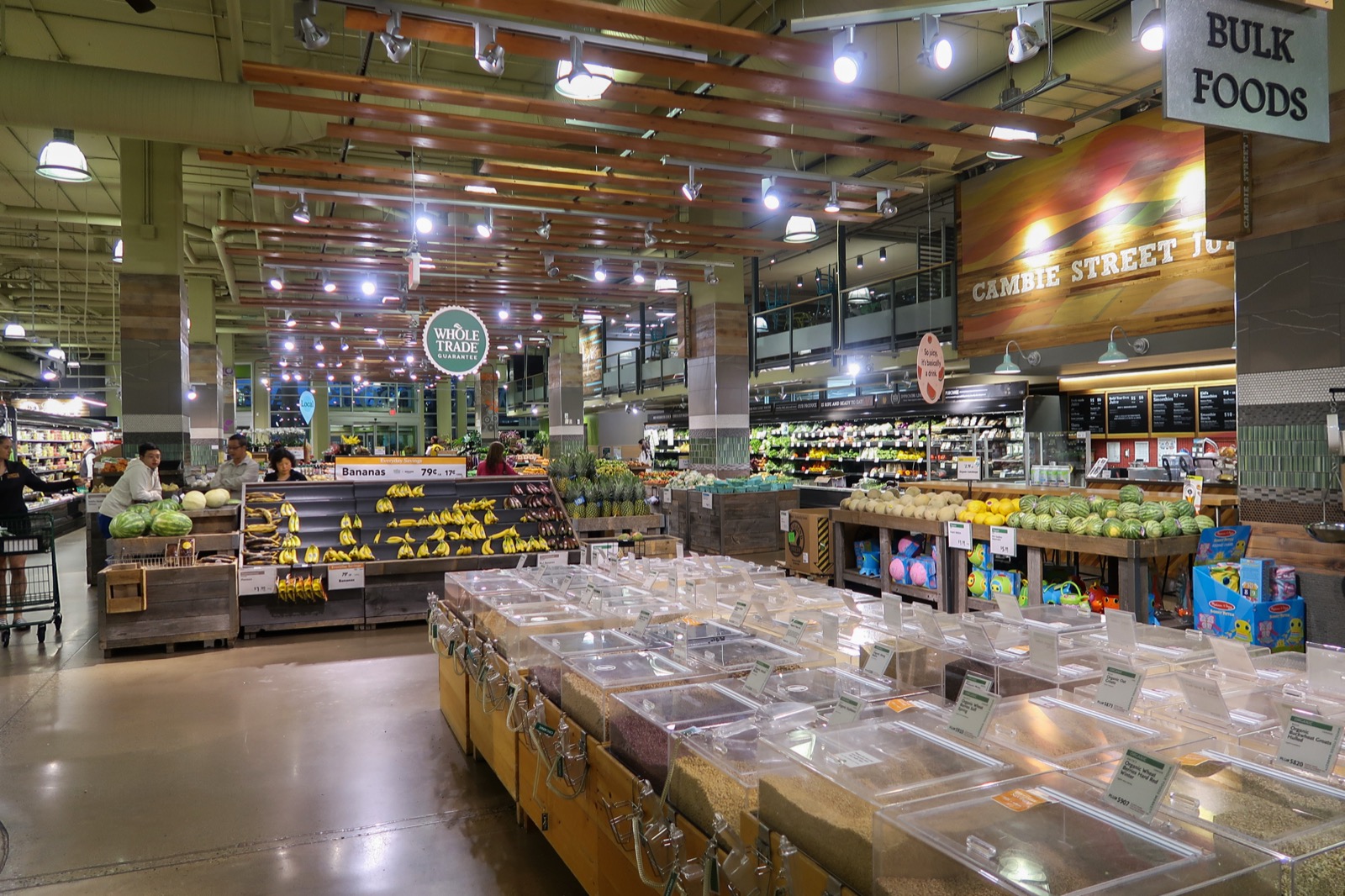 Interior de uma loja Whole Foods Market com setor de graneis e frutas