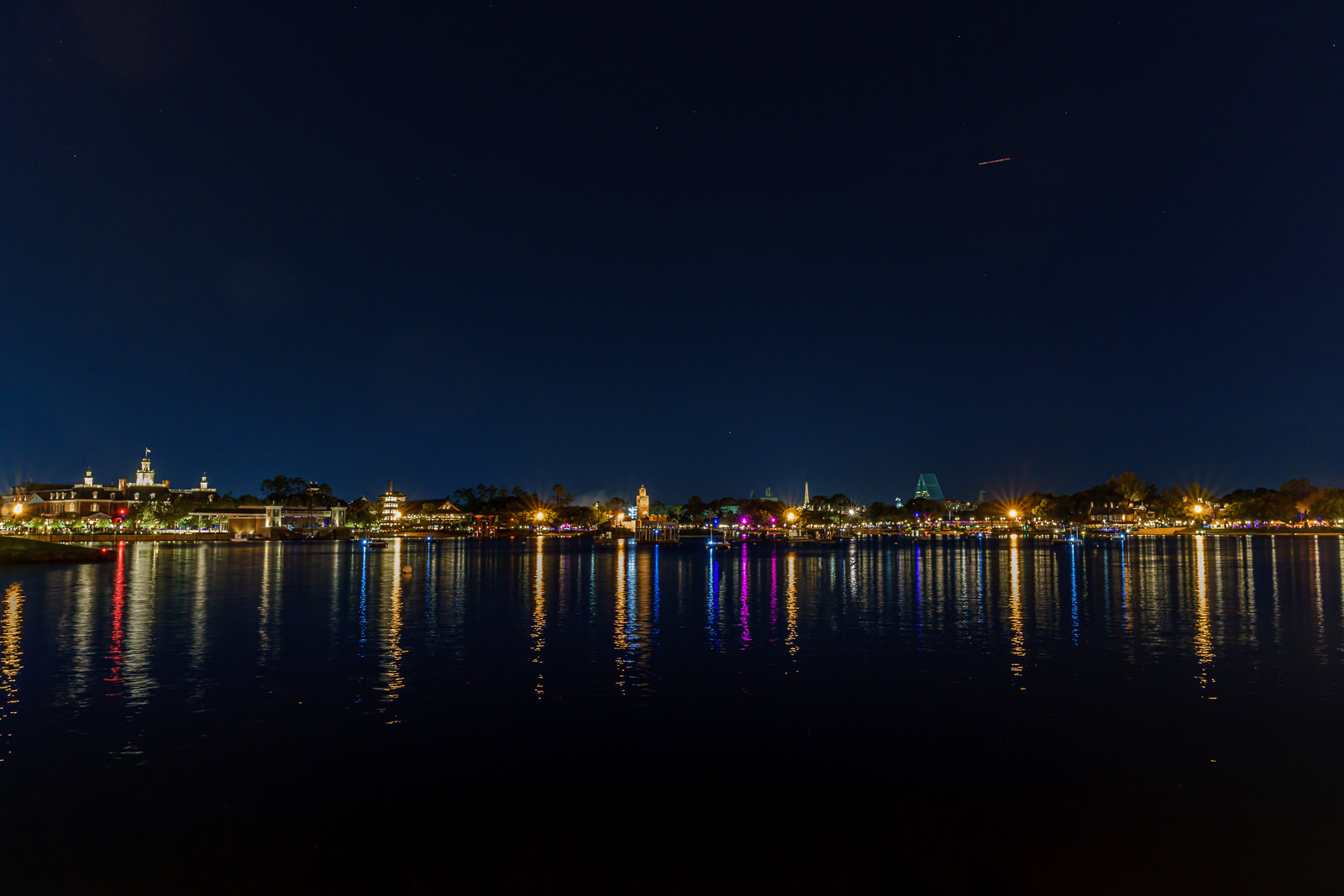 Lago do World Showcase iluminado à noite no EPCOT