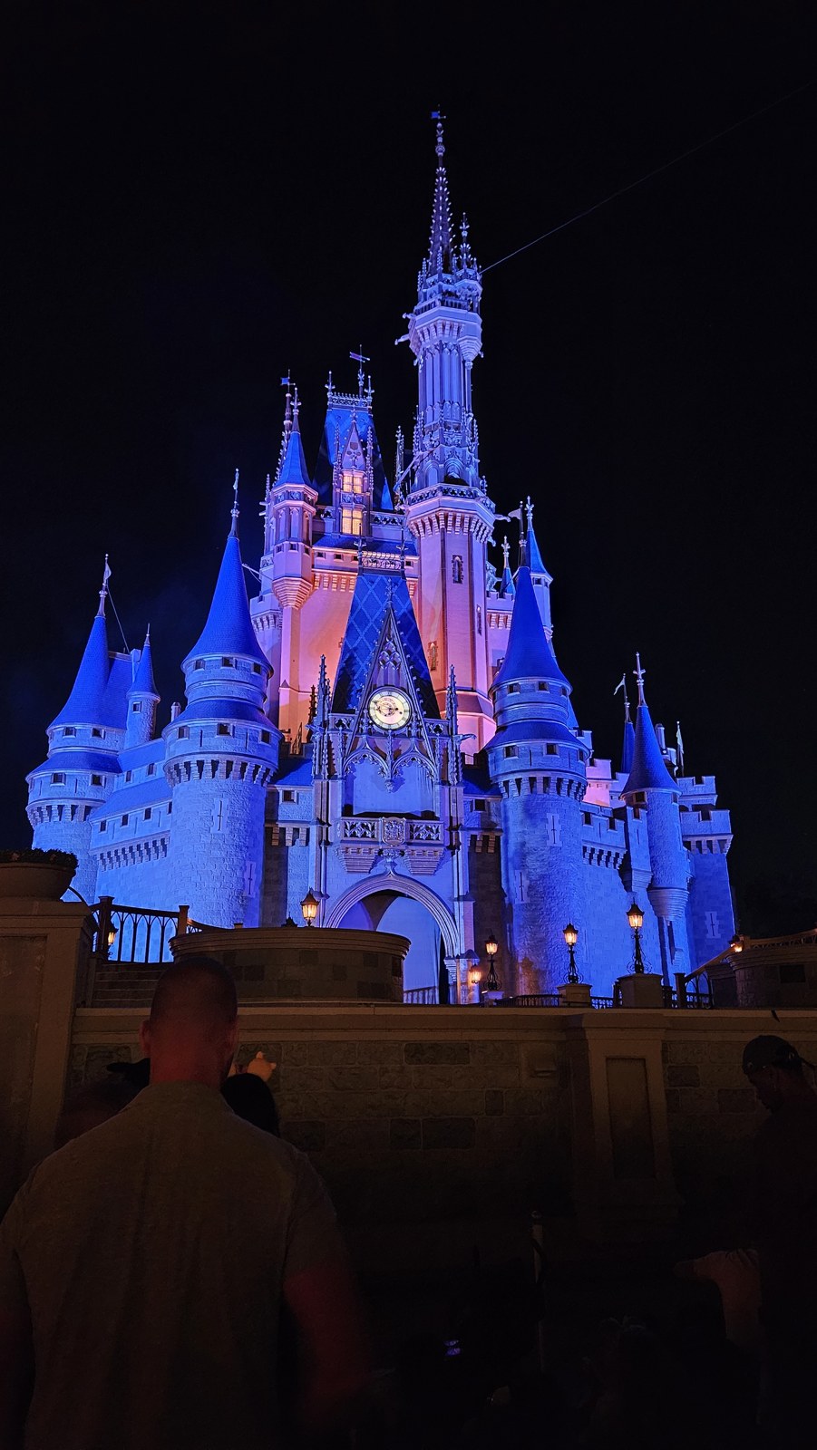 Castelo da Cinderela iluminado à noite no Magic Kingdom, em Orlando