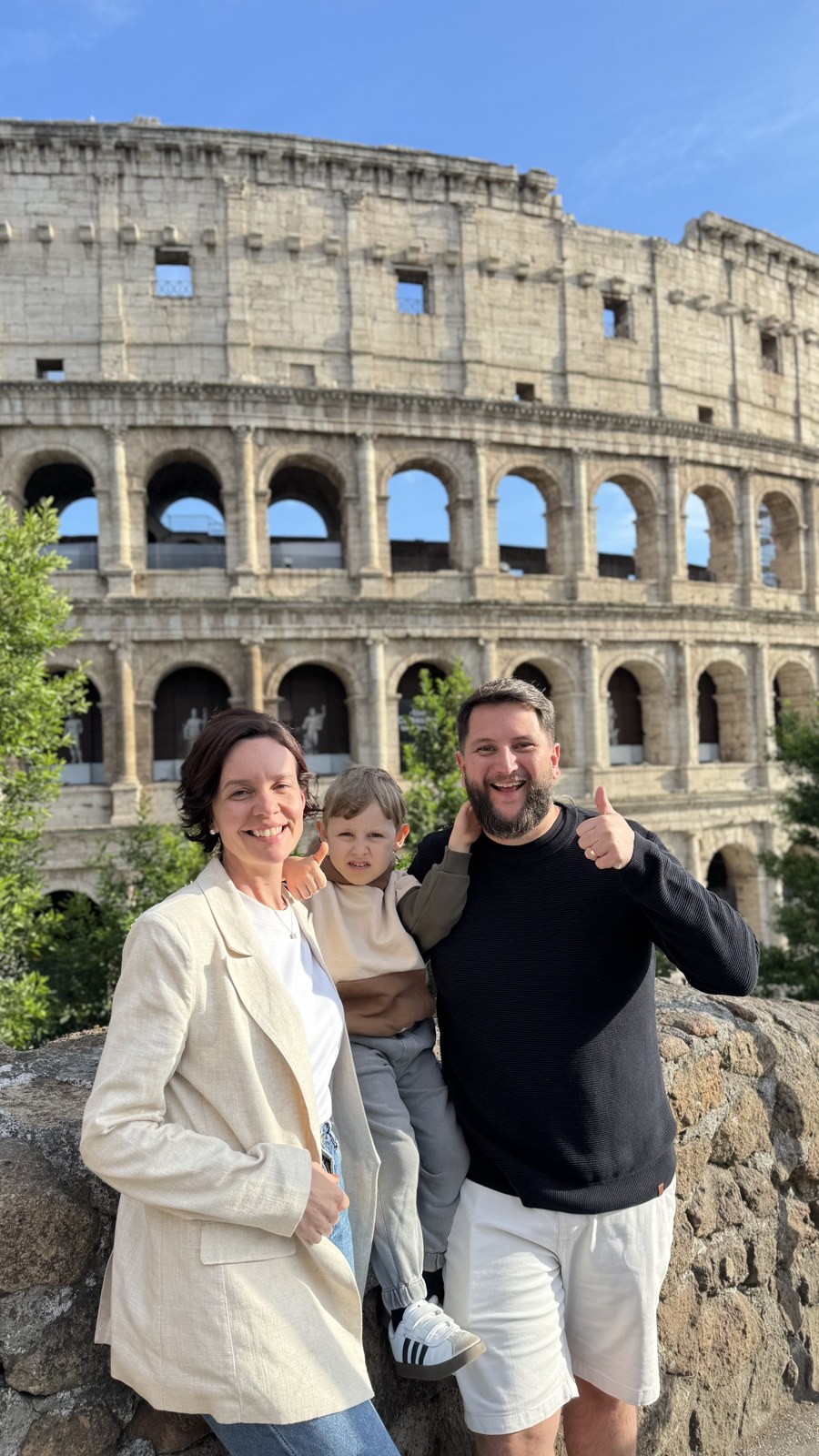 Rudi, Carol e o filho Sam em frente ao Coliseu, em Roma