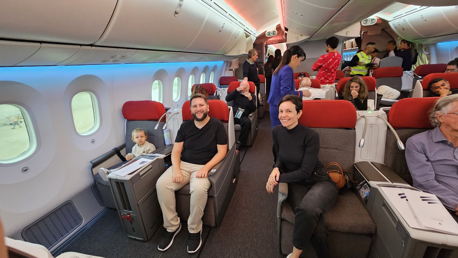 Rudi, Carol e o filho na executiva da LATAM a caminho do Chile