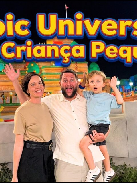 Rudi na capa do vídeo EPIC Universe com Criança Pequena Vale a Pena? Parque do Mario em Orlando