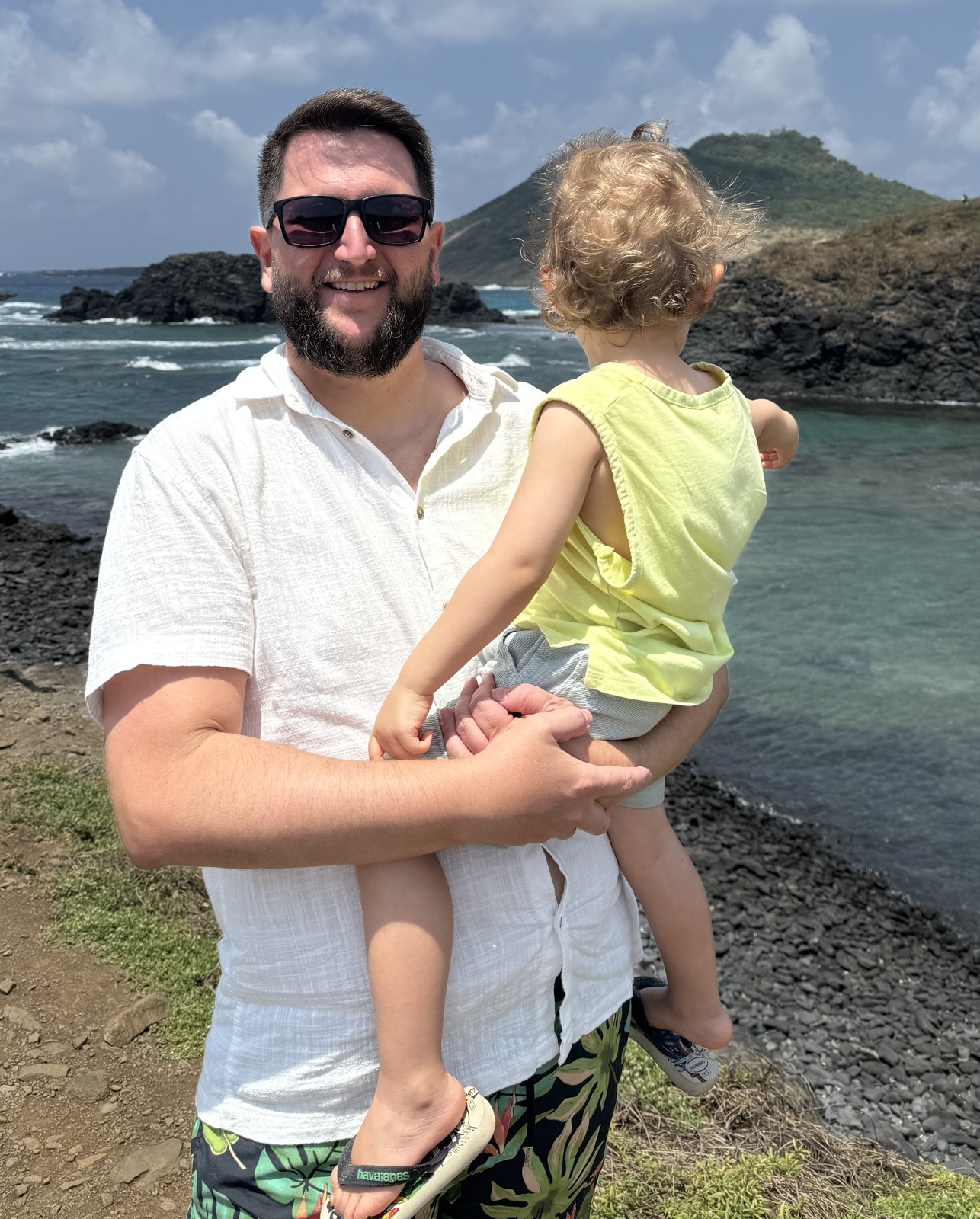 Rudi com o Sam no colo à beira-mar em Fernando de Noronha
