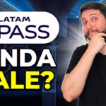 Rudi com a mão no queixo na cabine executiva: o LATAM Pass ainda vale a pena?