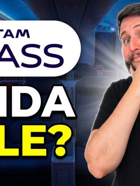 Rudi com a mão no queixo na cabine executiva: o LATAM Pass ainda vale a pena?