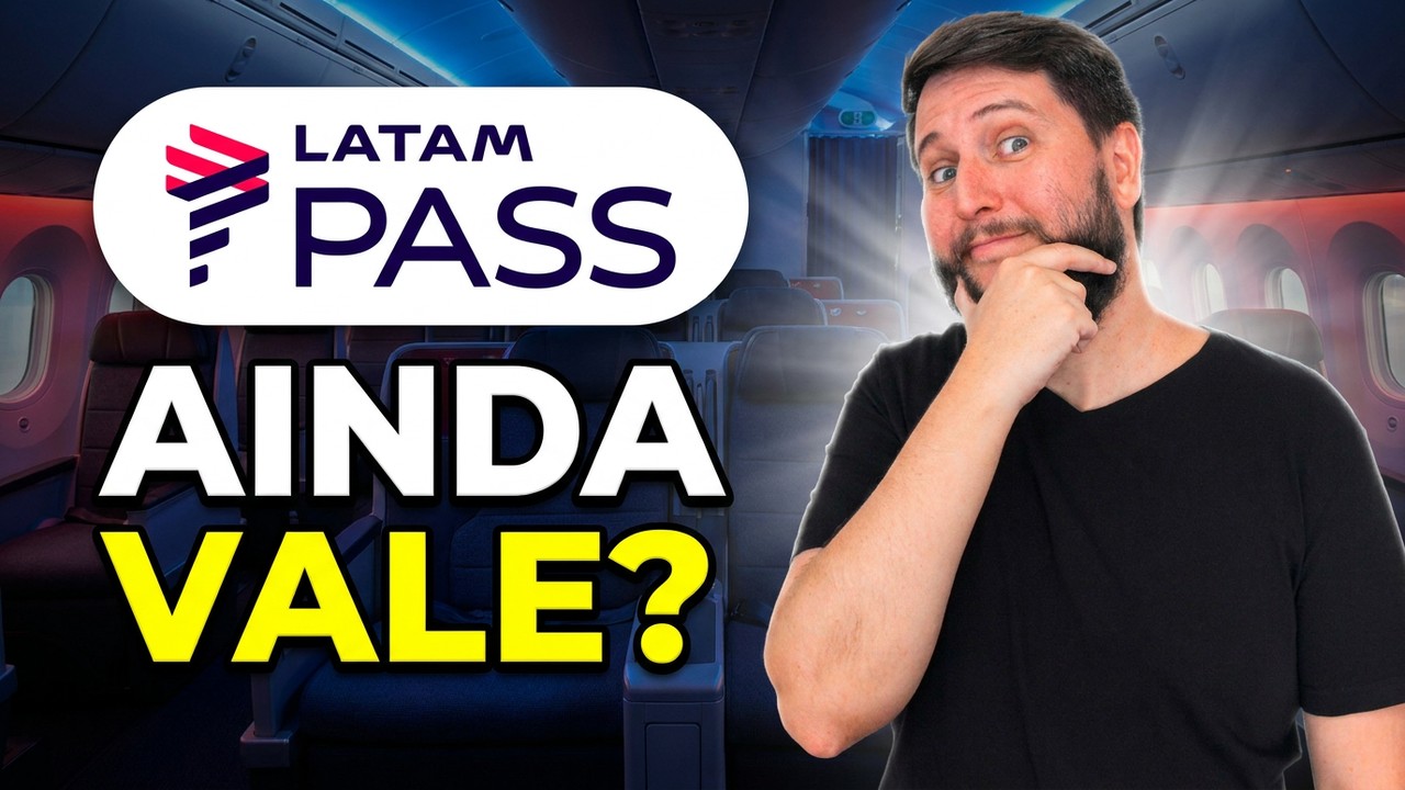 Rudi com a mão no queixo na cabine executiva: o LATAM Pass ainda vale a pena?